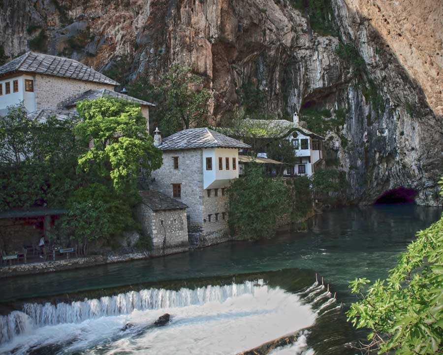 Blagaj Buna rzeka w tle klasztor derwiszów