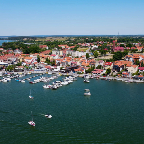 Domki, hotele czy apartamenty – jaki rodzaj noclegu wybierają turyści na Mazurach?