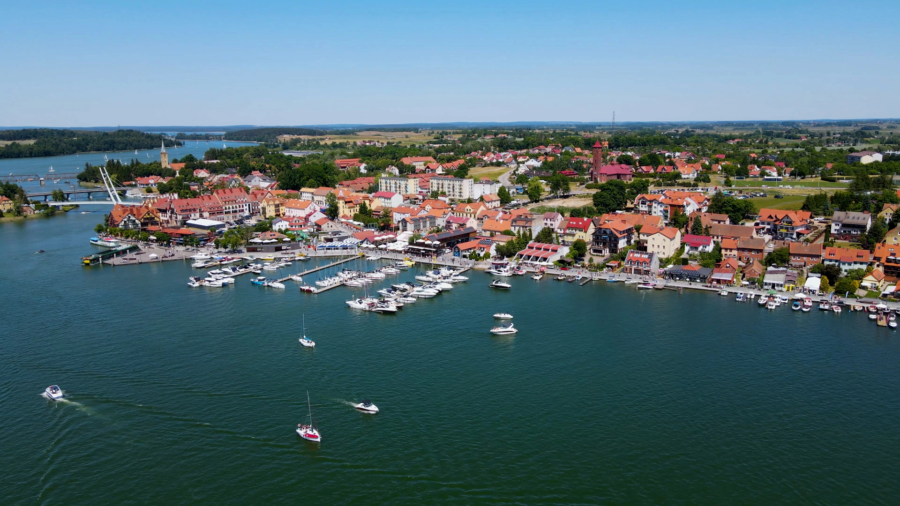 Domki, hotele czy apartamenty – jaki rodzaj noclegu wybierają turyści na Mazurach?