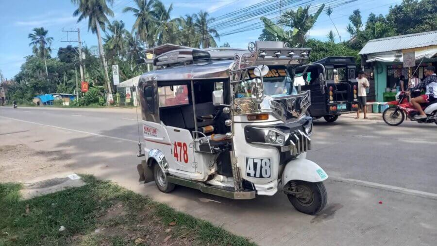 Jeepney i Tuktuk Filipiny: Dwa Symbole Transportu w Kulturze Filipińskiej