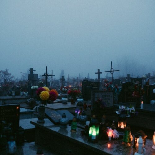 Jak zrobić stroik na cmentarz – kreatywne pomysły i porady