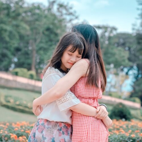 Przytulanie co daje: odkryj korzyści dla ciała i samopoczucia