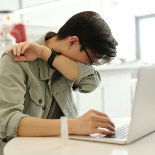 Kaszleć czy kasłać – jak poprawnie używać tych form w języku?