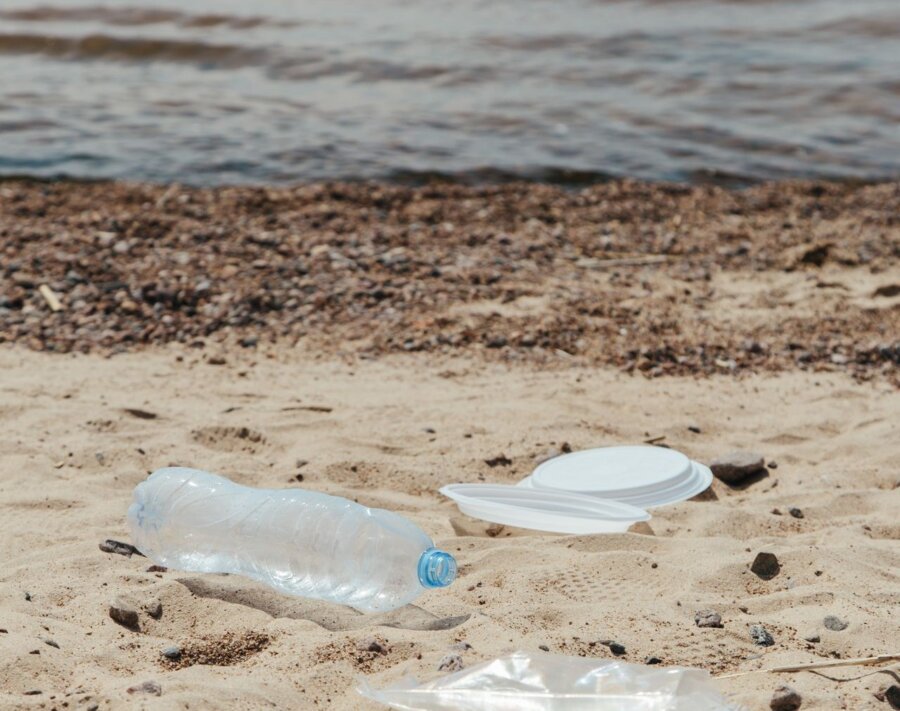 Ile rozkłada się plastik? Konkretne liczby i fakty, które warto znać