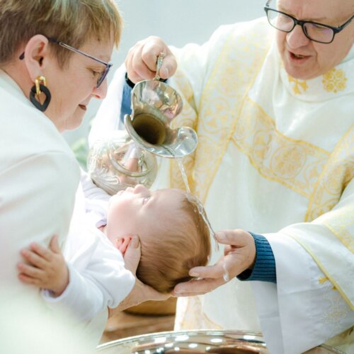 Ile się daje na chrzciny? Praktyczny przewodnik dla rodziców i gości