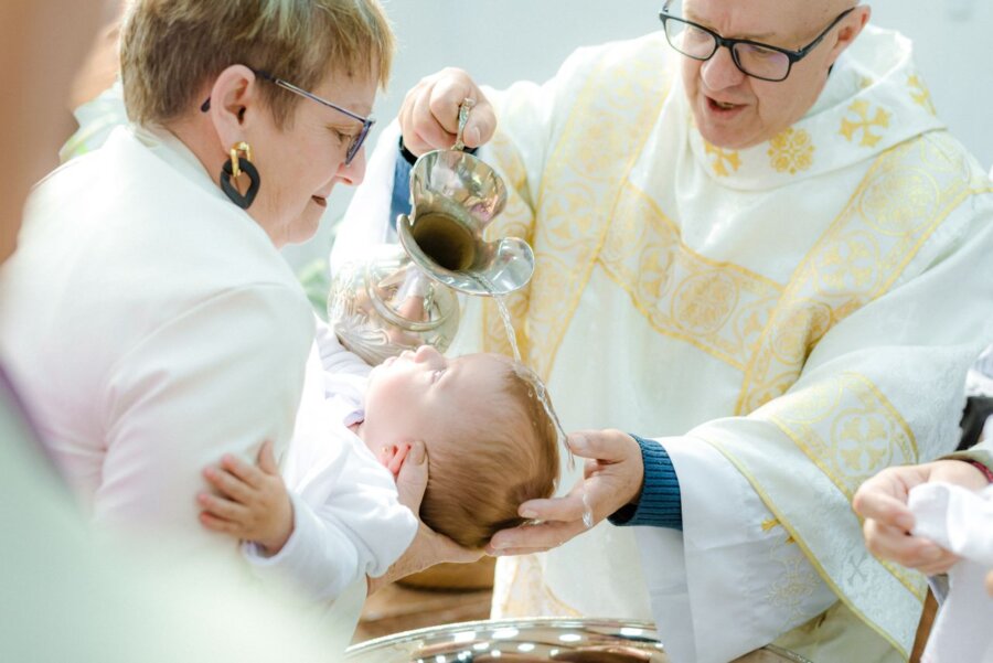 Ile się daje na chrzciny? Praktyczny przewodnik dla rodziców i gości