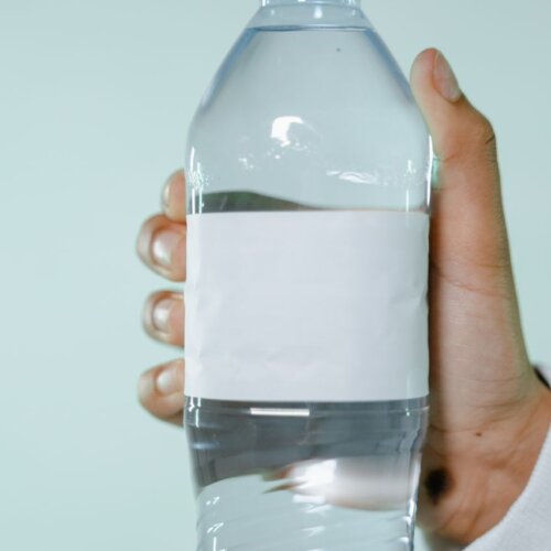 Jak usunąć klej po naklejce z plastiku? Proste sposoby bez rys i plam